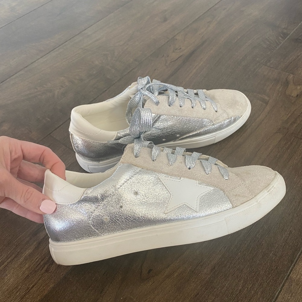 Sold Out Vici All Star Metallic Sneaker. Sz 8.5.